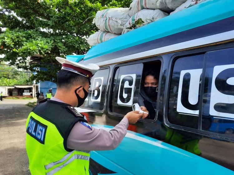 Bagi Masker dan Pamflet  Warnai Operasi Zebra Maung 2021 Polres Pandeglang