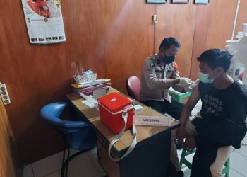 Berikan 100 vaksinasi oleh Tim Rev@co Siedokes Polres Cilegon  Polda Banten