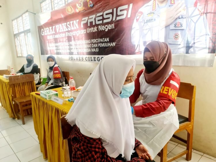 Berikan 1000 vaksinasi oleh Tim Rev@co Siedokes Polres Cilegon Polda Banten
