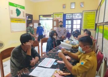 Berikan Rasa Aman, Bhabinkamtibmas Polsek Bayah Polres Lebak Polda Banten Monitoring dan Pam Pembagian BLT Dana Desa
