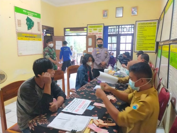 Berikan Rasa Aman, Bhabinkamtibmas Polsek Bayah Polres Lebak Polda Banten Monitoring dan Pam Pembagian BLT Dana Desa