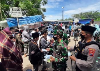 Danrem, Kapolresta Tangerang Polda Banten, dan Forkompinda Bagikan Masker ke Jemaah Haul Syeh Abdul Qadir Jailani