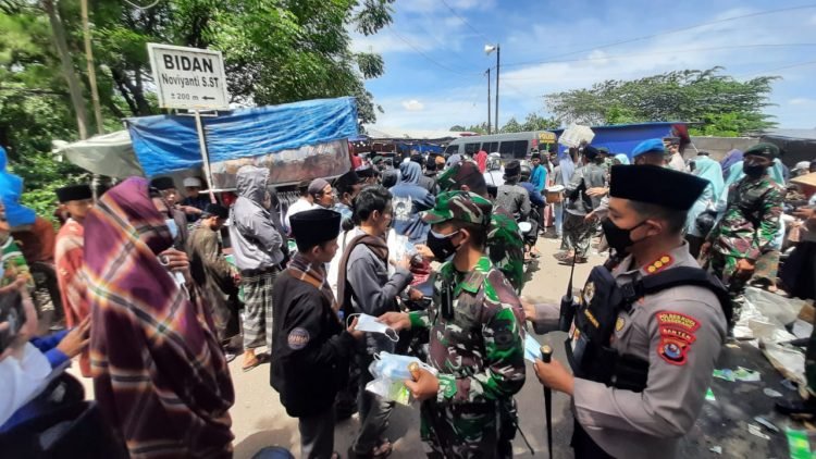 Danrem, Kapolresta Tangerang Polda Banten, dan Forkompinda Bagikan Masker ke Jemaah Haul Syeh Abdul Qadir Jailani