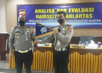Ditlantas Polda Banten Beri Reward Personel Satun Lalu Lintas Berprestasi Pada Saat Anev