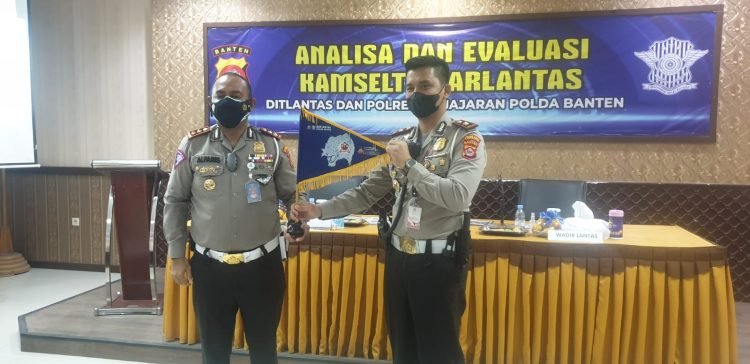 Ditlantas Polda Banten Beri Reward Personel Satun Lalu Lintas Berprestasi Pada Saat Anev