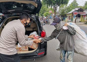 Gelar Jumat Berkah, Personel Biro Rena Polda Banten Bagikan Paket Sembako dan Nasi Kotak