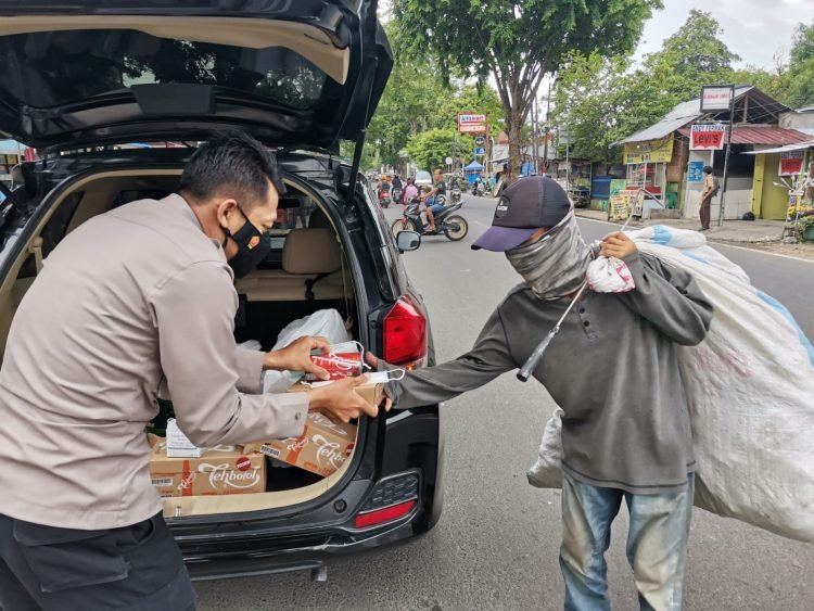 Gelar Jumat Berkah, Personel Biro Rena Polda Banten Bagikan Paket Sembako dan Nasi Kotak