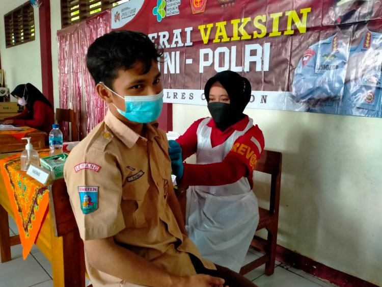 Gerai Vaksin Presisi di SMA Alkhairiyah Cilegon Kota Cilegon.