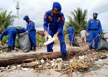 HUT Polair ke 71, Satpolair Polres Pandeglang Bersihkan Pesisir Pantai