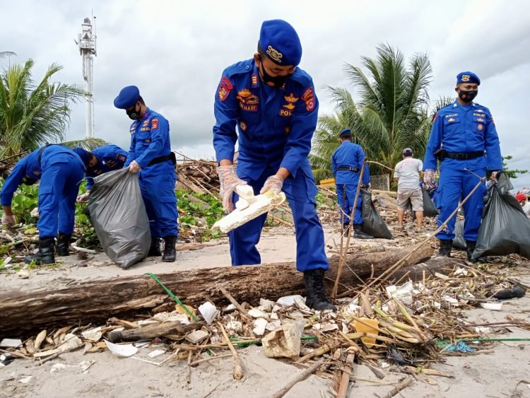 HUT Polair ke 71, Satpolair Polres Pandeglang Bersihkan Pesisir Pantai