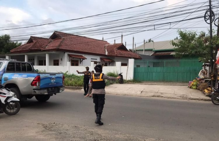 Hindari Kemacetan, Personel Samapta Polda Banten Laksanakan Pengaturan Lalu Lintas