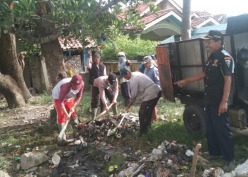 Jajaran Polsek Mauk Polda Banten Kerja Bakti Bersama Kades dan Staf, Normalisasi Sungai di Tegal Kunir Kidul