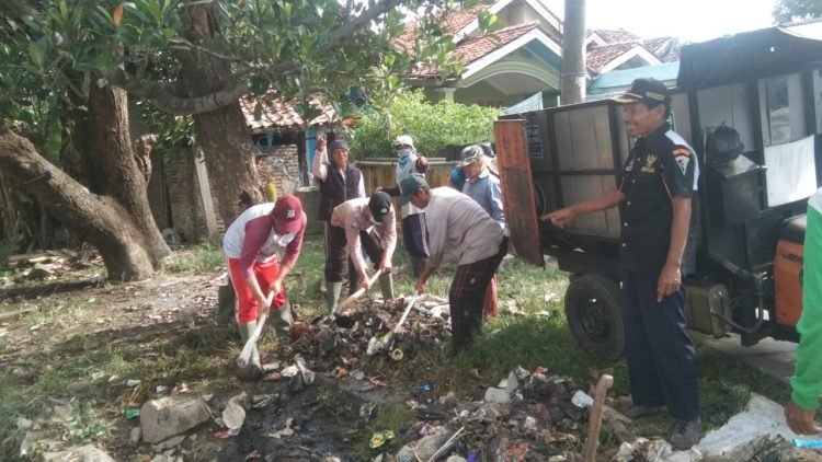 Jajaran Polsek Mauk Polda Banten Kerja Bakti Bersama Kades dan Staf, Normalisasi Sungai di Tegal Kunir Kidul