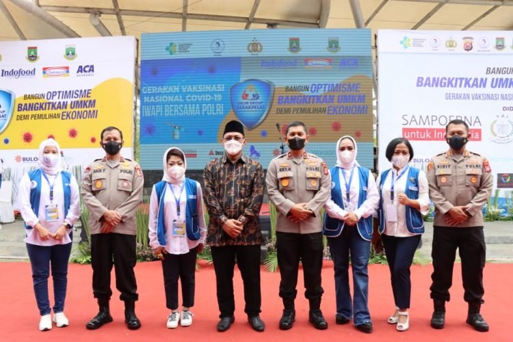 Kapolres Cilegon Polda Banten dampingi Wakapolda Banten Sambut Dirbintibmas Baharkam Polri Tinjau Vaksinasi Nasional