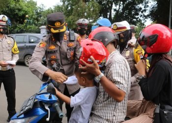 Kapolres Pandeglang Bagikan Helm dan Masker Kepada Pengendara