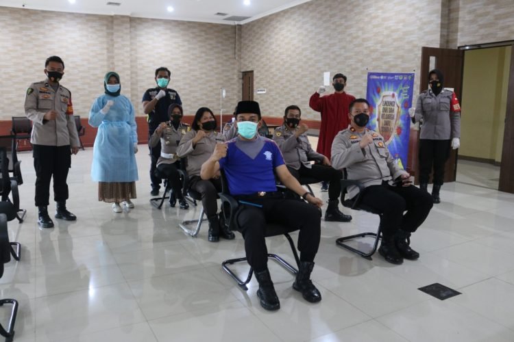 Kapolres Pandeglang Beserta PJU Ikuti Vaksinasi Tahap III Moderna