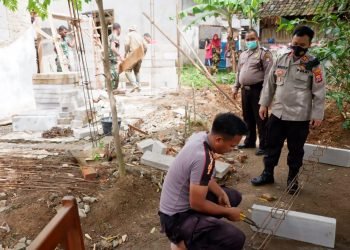 Kapolsek Panongan Polresta Tangerang Polda Banten Kontrol Perkembangan Bedah Rumah di Desa Serdang Kulon