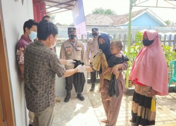Kapolsek Panongan Polresta Tangerang Polda Banten Pantau Penyaluran Bantuan Paket Sembako