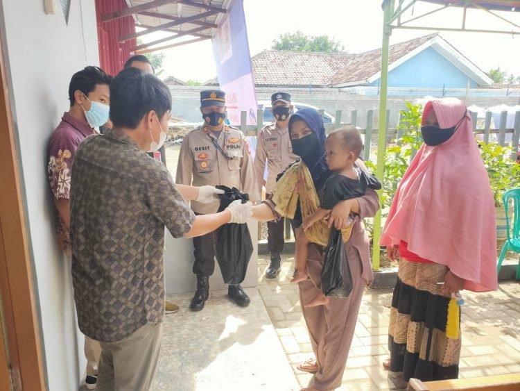 Kapolsek Panongan Polresta Tangerang Polda Banten Pantau Penyaluran Bantuan Paket Sembako