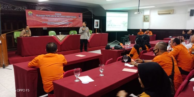 Kasikum Polres Serang Kota Melakukan Pemberian Materi Peran Polri