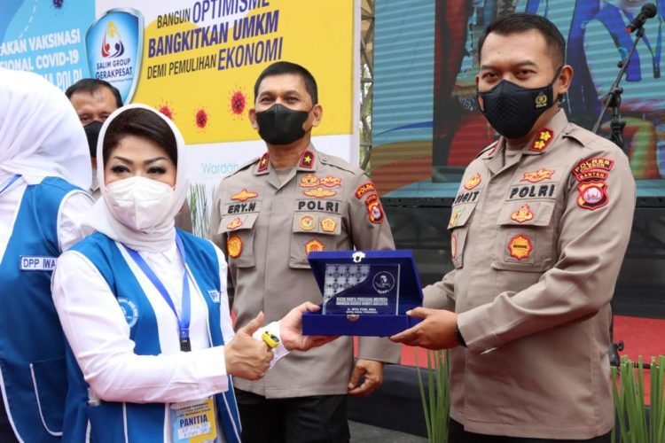Kegiatan Vaksinasi Kolaborasi IWAPI dan Polri di Daerah Hukum Polres Cilegon