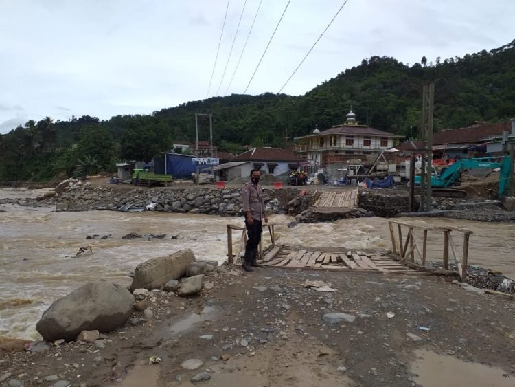 Melaksanakan kegiatan siaga bencana wilayah Polsek Lebakgedong, Polres Lebak Polda Banten