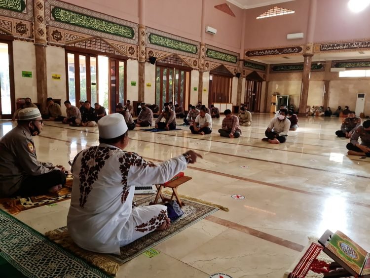 Mengawali Kinerja, Personel Polda Banten Ngaji Bareng
