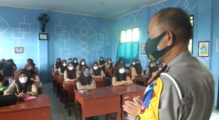 Operasi Zebra Secara Persuasif, Edukatif dan Humanis, Satlantas Polres Serang Polda Banten Berikan Binluh di SMAN 1 Kibin