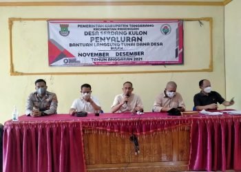 Pastikan Sesuai Prokes Dan Tepat Sasaran, Bhabinkamtibmas Polsek Panongan Polresta Tangerang Polda Banten Kawal Penyaluran BLT Desa Serdang Kulon