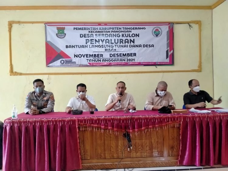 Pastikan Sesuai Prokes Dan Tepat Sasaran, Bhabinkamtibmas Polsek Panongan Polresta Tangerang Polda Banten Kawal Penyaluran BLT Desa Serdang Kulon