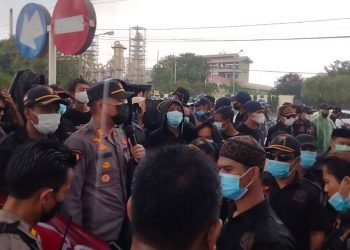 Pastikan Unras Taati Prokes, Kapolsek Ciwandan Polres Cilegon Aktif Beri Himbauan