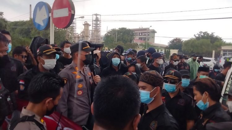 Pastikan Unras Taati Prokes, Kapolsek Ciwandan Polres Cilegon Aktif Beri Himbauan