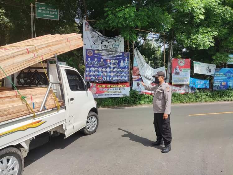 Penyekatan arus wisata dan pembagian masker wilayah Polsek Cinangka Polda Banten Dalam situasi  PPKM level 2