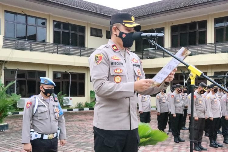 Polres Cilegon Polda Banten melaksanakan apel jam pimpinan