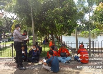 Polres Serang Kota Laksanakan Pengamanan Unras dan Bagi Masker
