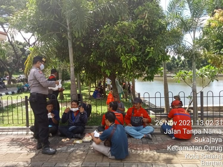 Polres Serang Kota Laksanakan Pengamanan Unras dan Bagi Masker