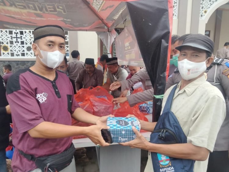 Polres Serang Polda Banten gelar Warung Jumat Barokah di Masjid As-Salam Polres Serang