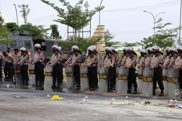 Polres Serang Polda Banten laksanakan pelatihan dan simulasi penanggulangan Unjuk Rasa Anarkis dalam rangka pengaman pelantikan Kepala Desa terpilih pada Pilkades Serentak Kabupaten Serang 2021