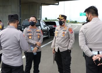 Polres Serang Polda Banten lakukan pengamanan jalur VVIP dalam rangka peresmian Tol Serang-Panimbang oleh Presiden Jokowi