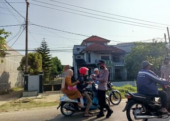 Polsek Cikeusik Polda Banten Gencar Bagi Masker