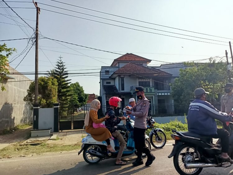 Polsek Cikeusik Polda Banten Gencar Bagi Masker