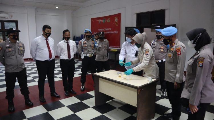 Propam Polres Cilegon Polda Banten laksanakan Gaktiblin dengan Test Urine Personel