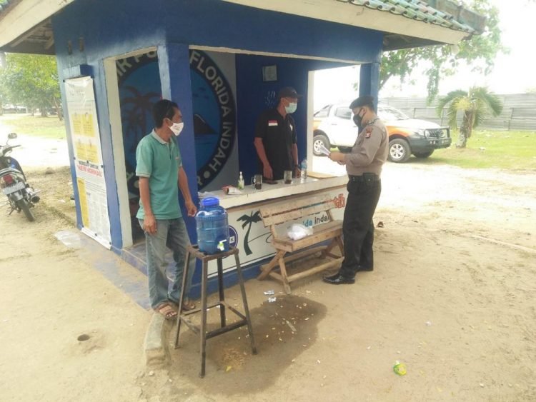 Sambil Patroli, Ditpamobvit Polda Banten Beri Himbauan Prokes di Pantai Anyer dan Carita
