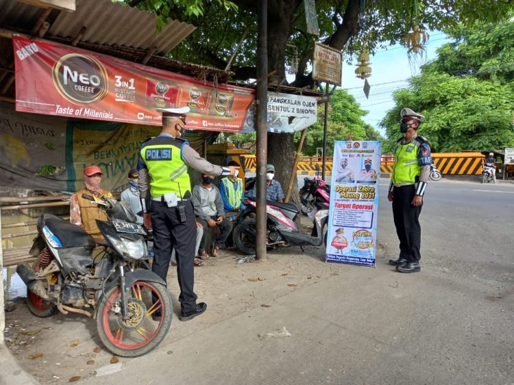 Satlantas Polres Serang Polda Banten melaksanakan Operasi Zebra Maung 2021 hari kedua