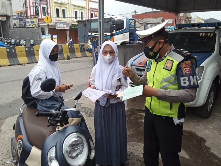 Satlantas Polres Serang melaksanakan Operasi Zebra Maung 2021 hari pertama