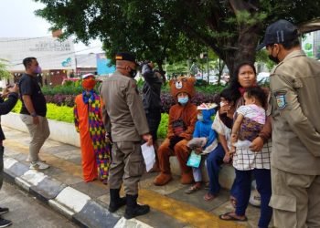 Tindak PMKS, Satpol PP Tangsel Amankan Sejumlah Pengemis dan Pengamen yang Membawa Anak Di Bawah Umur