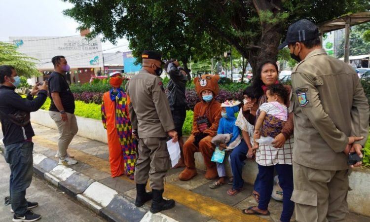 Tindak PMKS, Satpol PP Tangsel Amankan Sejumlah Pengemis dan Pengamen yang Membawa Anak Di Bawah Umur