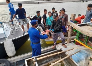 Satpolair Polres Pandeglang Bagi Masker Kepada Masyarakat Pesisir