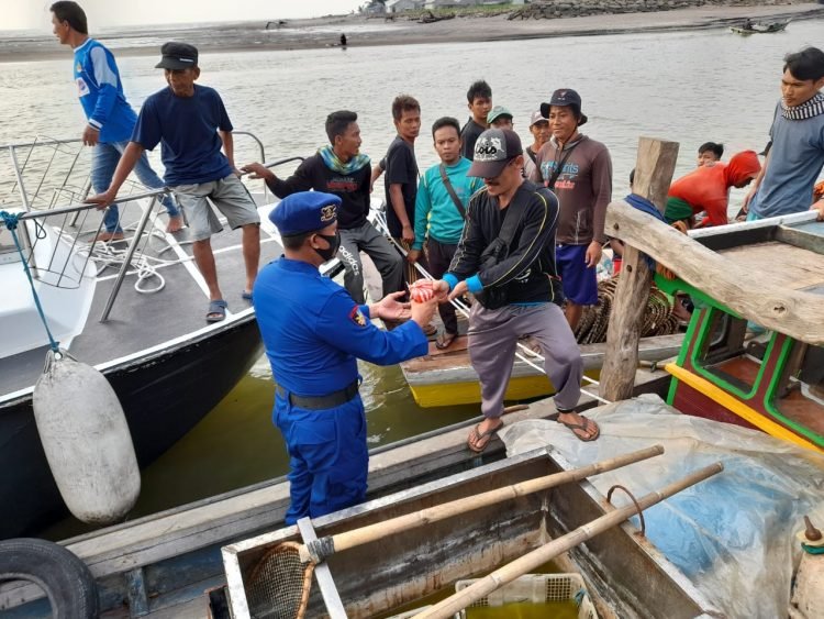 Satpolair Polres Pandeglang Bagi Masker Kepada Masyarakat Pesisir