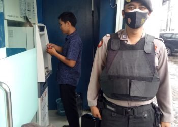 Satsamapta Polres Serang Polda Banten laksanakan pengawalan pengisian ATM